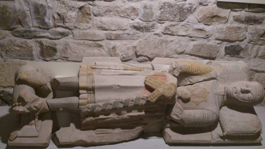 Polychromovaný náhrobek Bernata de Boixadors, katalánského guvernéra
Sardinie (1340). Plechové holeně jsou na náhrobcích k vidění již od
druhé poloviny 13. stol. Kroužková ochrana chodidel a kroužková košile s
kapucí a aventailem, dlouhými rukávy a rukavicemi, možná s oddělenými...